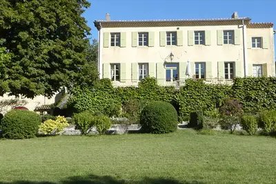 Image de Loue bastide provençale au pied d'un village classé. 13 personnes