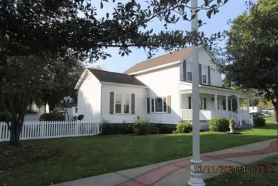 Image de Harrisville, in town 4 bedroom/2 bath 1888 family home w/ wrap-around porch