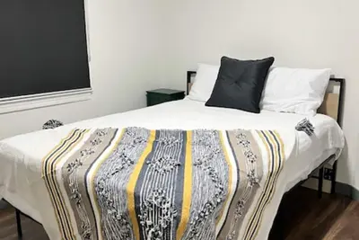 Image de Charm, Prime Location: