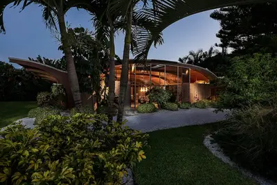 Image de Architectural icon by Architect Victor A. Lundy. Prime location near beach.