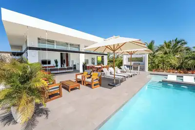 Image de Oceanside Vacation Villa with Hotel Amenities v10