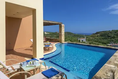 Image de Elegant three bedroom villa with amazing view and a heating pool