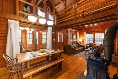 Image de Cozy Cabin Couture, hottub, dogs