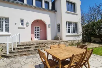 Image de Grande maison avec jardin sur la corniche vue mer.