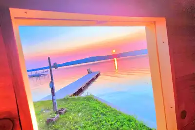 Image de **Keweenaw Unparalleled Lake side Lodge or a top-tier Arctic ski resort**