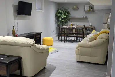 Image de RedDore - 2 Bedroom Cozy Basement Suite