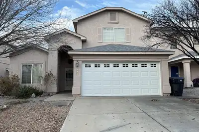 Image de Two-story, three-bedroom casa less than 2 miles from Albuquerque Balloon Fiesta!