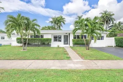 Image de Luxury home in a gated community near Aventura Mall