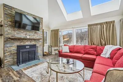 Image de Completely Renovated Three-Bedroom Condo: Your Ideal Retreat A3
