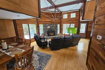 Image de Maple Castle – Cozy Riverside Retreat with Hot Tub, Trails & Fireplace