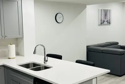 Image de Cozy bright and spacious 1 bedroom basement suite in Southwest Calgary