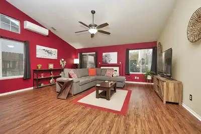 Image de Cozy pet friendly home in a tranquil neighborhood