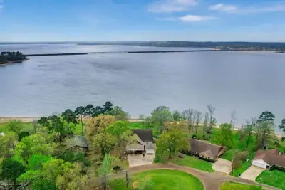 Image de Lakefront Luxury for the Whole Crew