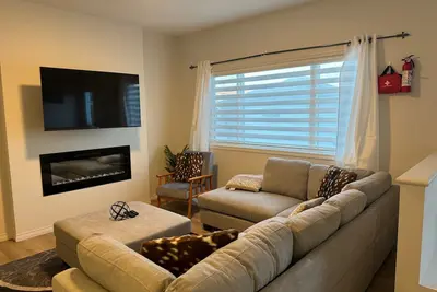 Image de Luxurious | 4 Bedrooms| Main Floor of House| Families| Groups| Individuals|