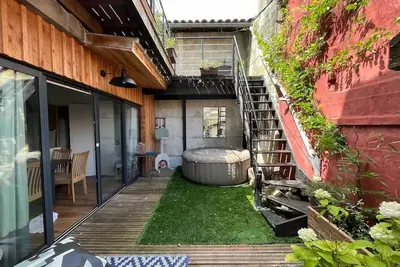 Image de Echoppe de Charme Avec Terrasse et Jacuzzi