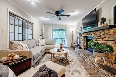 Image de Pet Friendly Condo with Screened Deck & Fireplace