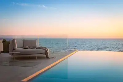 Image de Discover a new level of luxury: A perfect blend of beachfront and comfort.