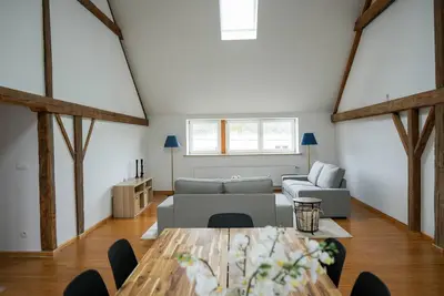 Image de Appartement confortable de 3 chambres : Spacieux, élégant et accueillant.