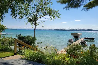 Image de TorchLakeFlightDeck. com cottage with 180’ on Lakefront Waterfront Beachfront!
