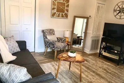 Image de In the Heart of Downtown Dunedin One Bedroom Apt
