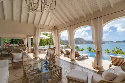 Image de 6 Bdrm Mediterranean Villa w Fitness Room & Pool