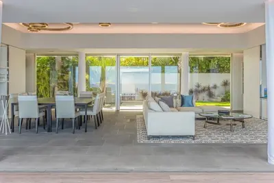 Image de Contemporary 6 Bdrm Villa w Massage Room