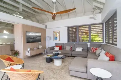 Sun Soaked 3 Bdrm Villa w Ocean Views