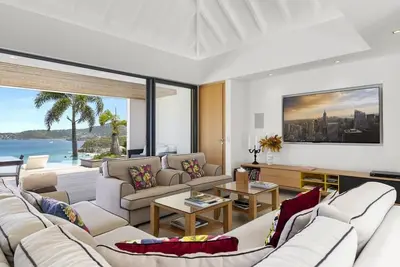 Image de 6 Bdrm Architectural Gem w Ocean Views
