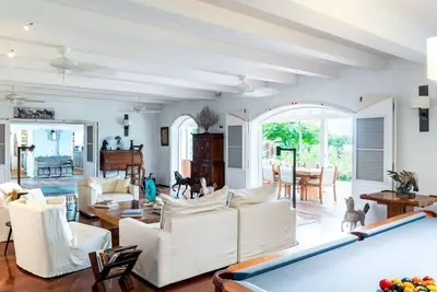 Image de Magnificent Colonial 5 Bdrm Estate w Pool