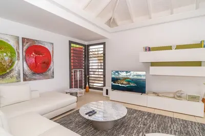 Image de 3 Bdrm Serene Villa w Sea Views