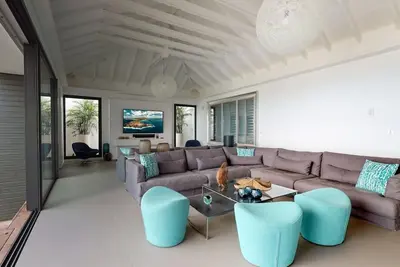 Image de Beautiful 6 Bdrm Contemporary Villa w Jacuzzi