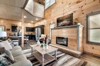 Image de New Cabin - Hot Tub, Movie Theater, Arcade Games! \n
