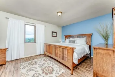 Image de Cozy 3br Townhome-short walk to stadium & hospital