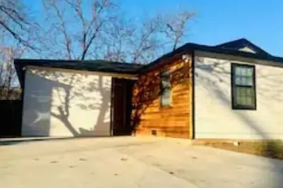 Image de 4 Br/2 Ba walking distance to At&T, Ranger Stadium, Texas Live, Six Flags