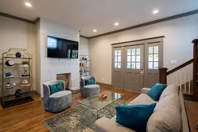 Image de Elegant Historic Home Downtown For Groups