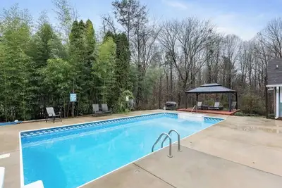 Image de Poolside Paradise in the Heart of Charlotte