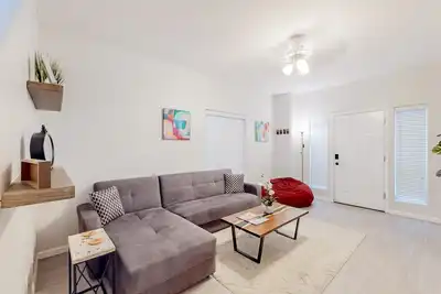 Image de 2-story home near downtown with outdoor pool, private patio, streaming, W/D, Ac