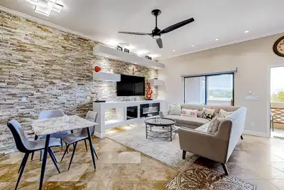 Image de 2nd-floor condo with fireplace, patio, pool, hot tub, mini golf, Bbq area, & Ac
