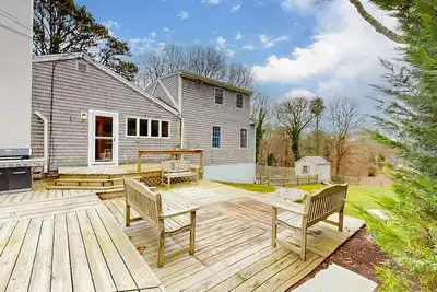 Image de Tranquil & sunlit home with peaceful yard, large deck, & fireplace - near beach