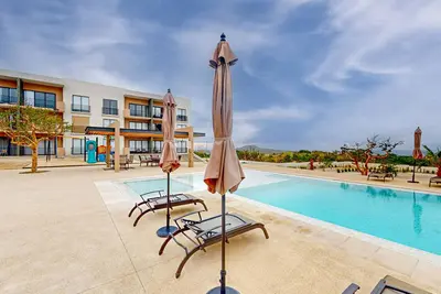 Image de Dog-friendly apartment with gorgeous views, heated pool, open concept, & Ac