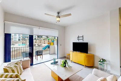Image de Gorgeous dog-friendly apartment with balcony, open layout, heated pool, & Ac