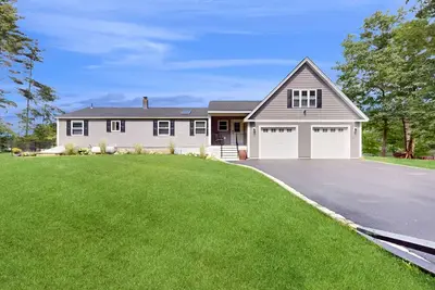 Image de Idyllic & sunny lakefront home with large patio & views - near golf & skiing