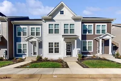 Image de Enchanting & sunlit lake retreat with balcony, firepit, and games - near golf