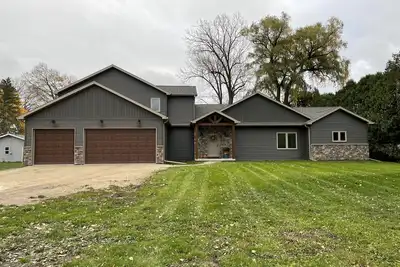 Image de Beautiful new lake home in quiet neighborhood just minutes away from Eaa!