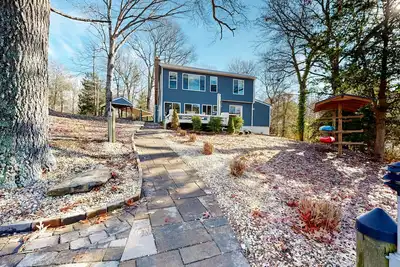 Image de Waterfront home on Mill Creek with hot tub, dock, kayaks & gorgeous view