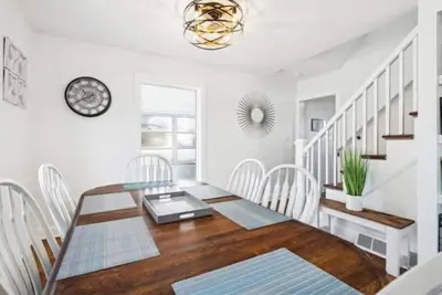 Image de Logan's House - Stylish Family Home near Downtown with Ev charger