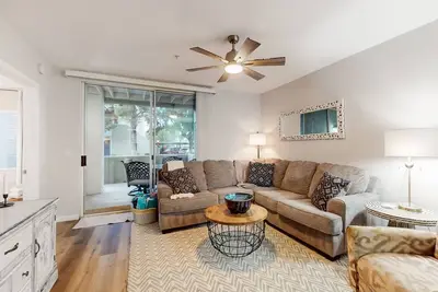 Image de Ground-floor condo with on-site pool, pickleball, hot tub, gym & private balcony