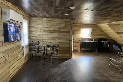 Image de Newly added studio apartment, above garage.