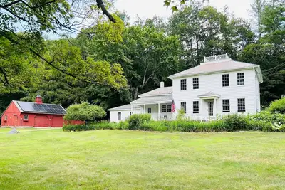 Image de Newly renovated historic home on the Deerfield River. Sleeps 10.