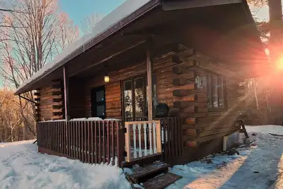 Image de Cozy Hilltop Cabin - 10 minutes to Bancroft